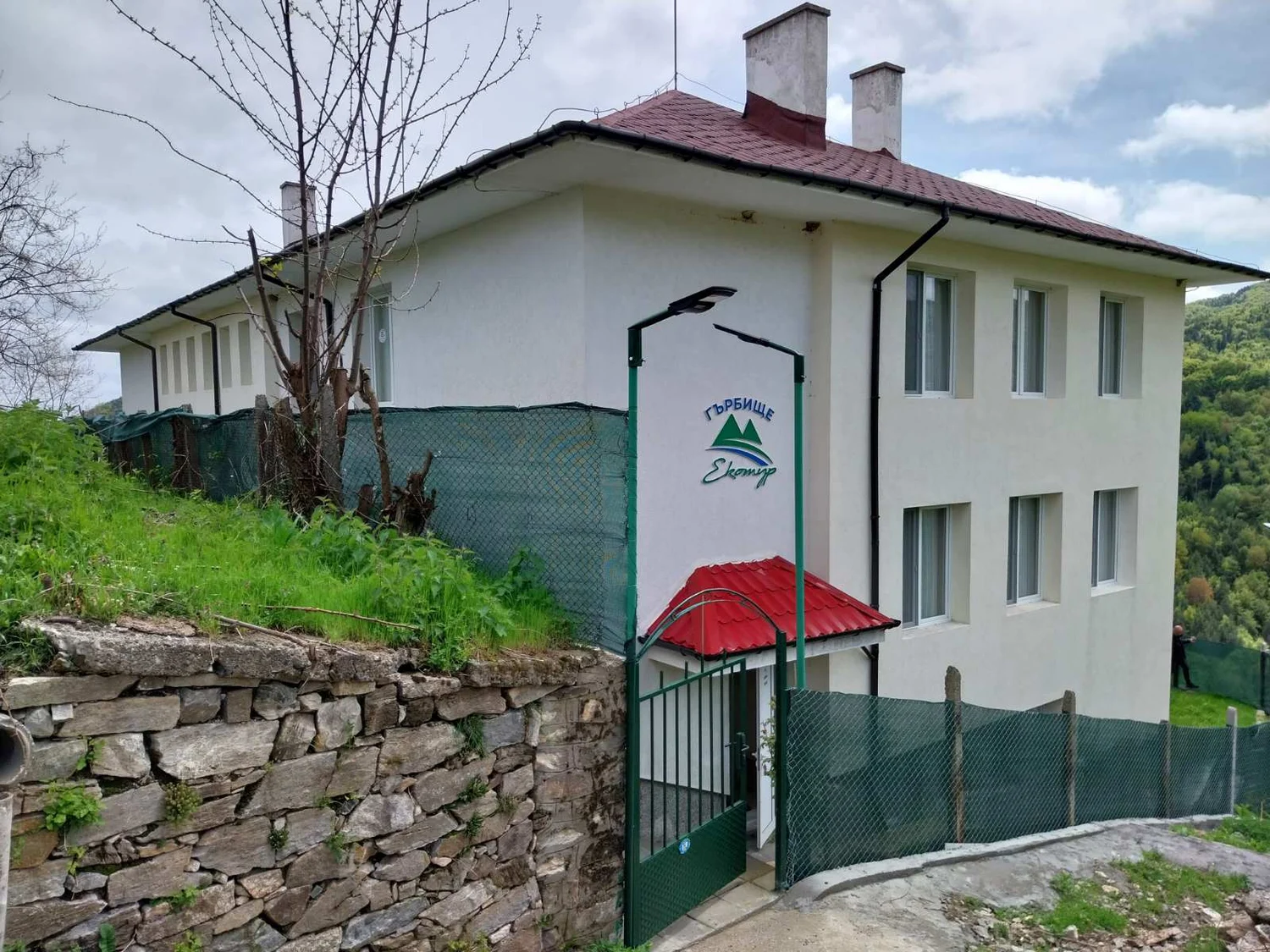 Гърбище Екотур — къщата и каменните стени на двора